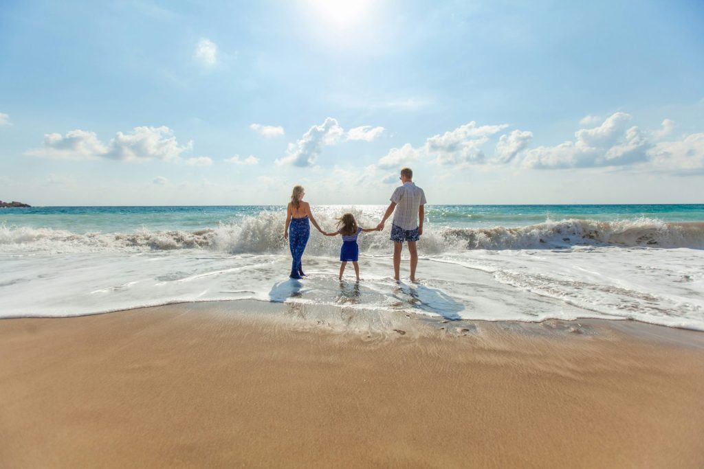 Famille à la plage ensemble